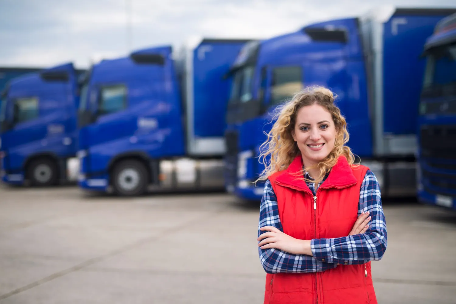 Ein Logistikkoordinator vor einer Frachtflotte